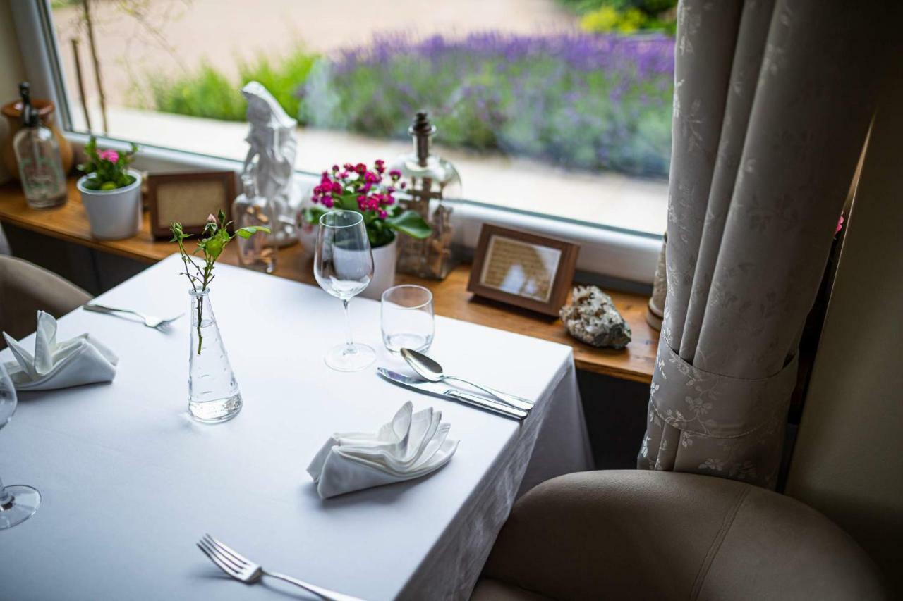 Bonne Chance Restaurant And Hotel Bázakerettye Eksteriør billede