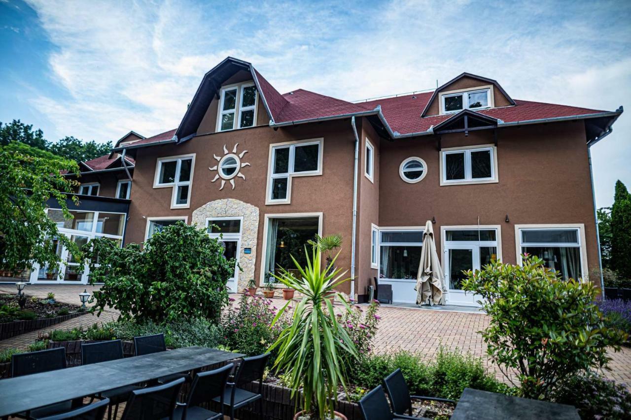 Bonne Chance Restaurant And Hotel Bázakerettye Eksteriør billede
